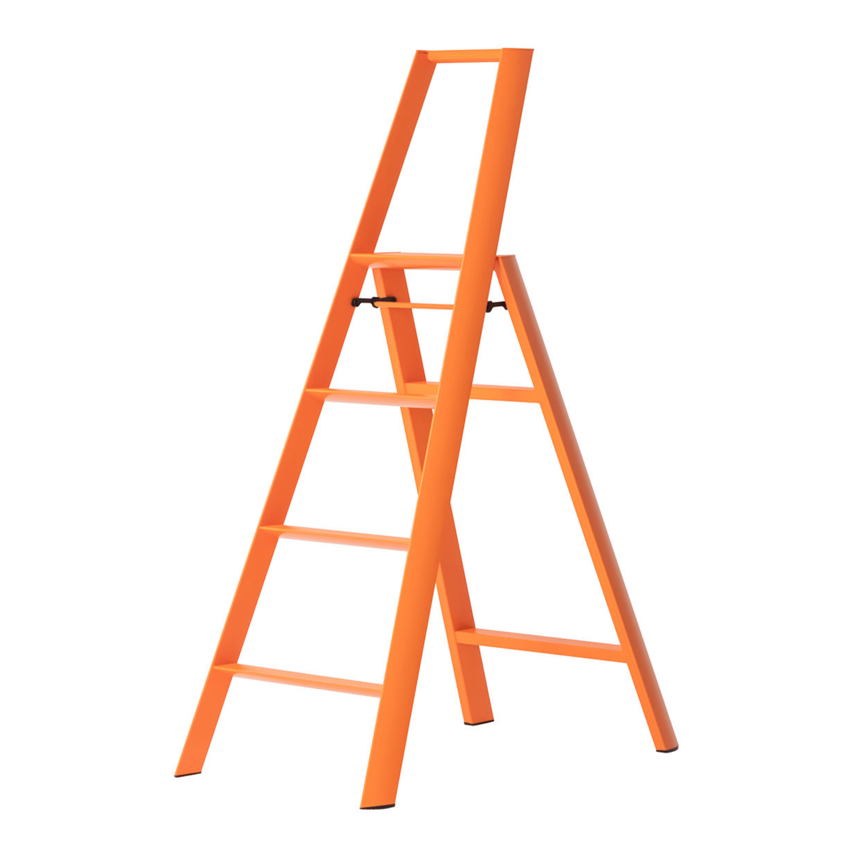 De Hasegawa Lucano Ladder 4 Step Oranje van Hasegawa, een oranje aluminium klapladder geïnspireerd op Japans design, staat uitgevouwen tegen een witte achtergrond.