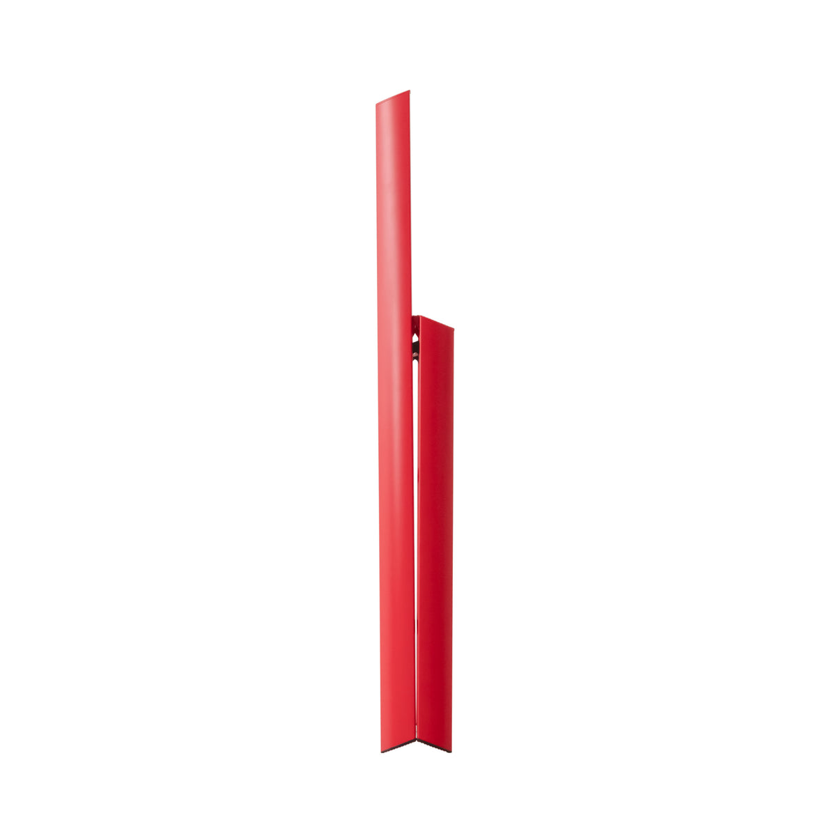 De Hasegawa Lucano Ladder 3 Step Rood van Hasegawa heeft een modern rood ontwerp met drie slanke treden op verschillende hoogtes, geïnspireerd door Japanse esthetiek, tegen een witte achtergrond.