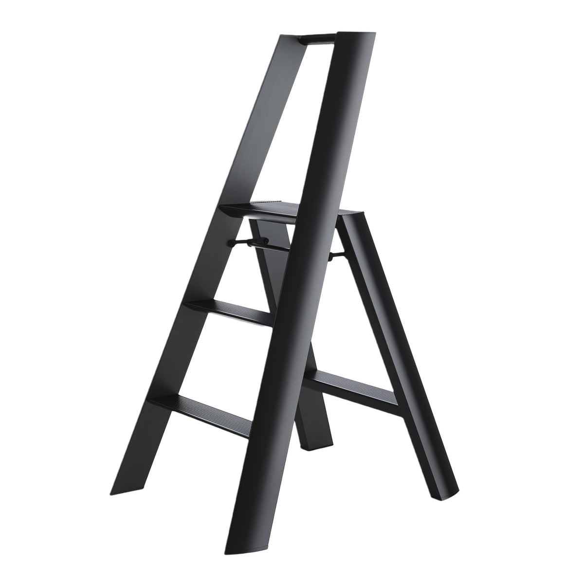 De Hasegawa Lucano Ladder 3 Staps Zwart Breed van Hasegawa, een moderne zwarte driestaps vouwladder geïnspireerd op Japans design, staat open en schuin naar rechts tegen een witte achtergrond.