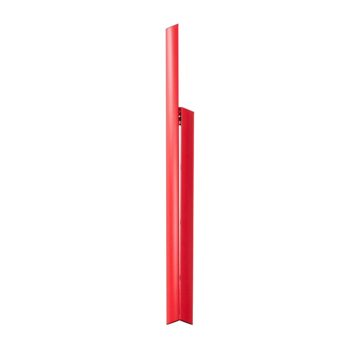 De Hasegawa Lucano Ladder 4 Step Rood van Hasegawa is een hoge, slanke, verticale rode ladder met een minimalistisch, modern ontwerp geïnspireerd op Japanse esthetiek, afgebeeld tegen een witte achtergrond.