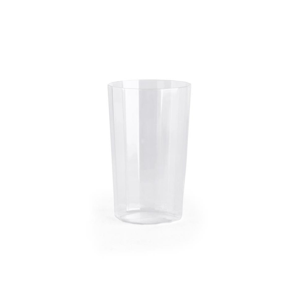 Een set Hay Angle Longdrink Glazen (4 st.) staat rechtop op een witte achtergrond en weerspiegelt de eenvoudige elegantie die kenmerkend is voor Hay glaswerk.