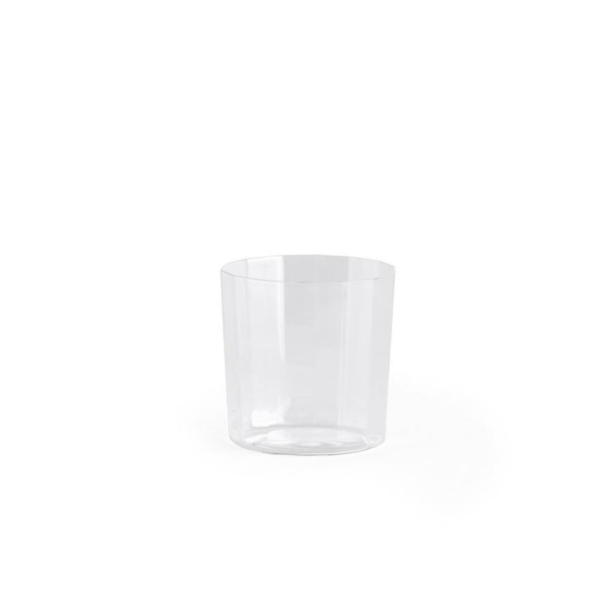 Een set van vier Hay Angle Waterglazen van Hay wordt getoond, elk helder en cilindervormig, gecentreerd op een effen witte achtergrond voor een elegante look.