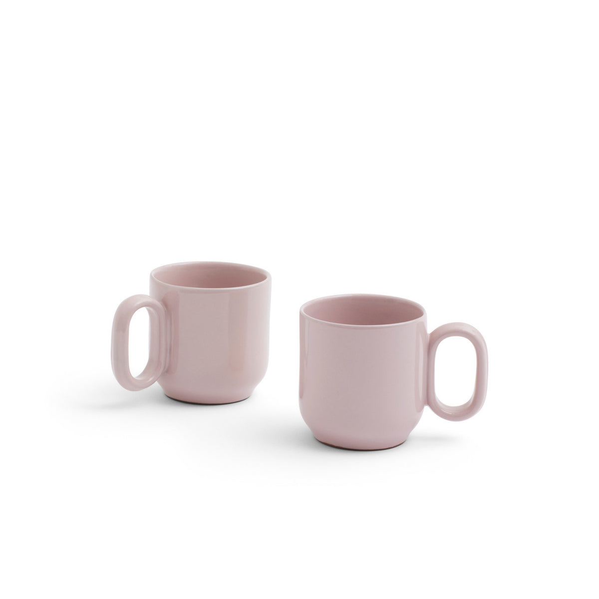 De Hay Barro Bekers Roze 2 st. van Hay zijn twee lichtroze mokken van keramiek met grote afgeronde handvatten en een eenvoudig, modern ontwerp, naast elkaar afgebeeld op een witte achtergrond.