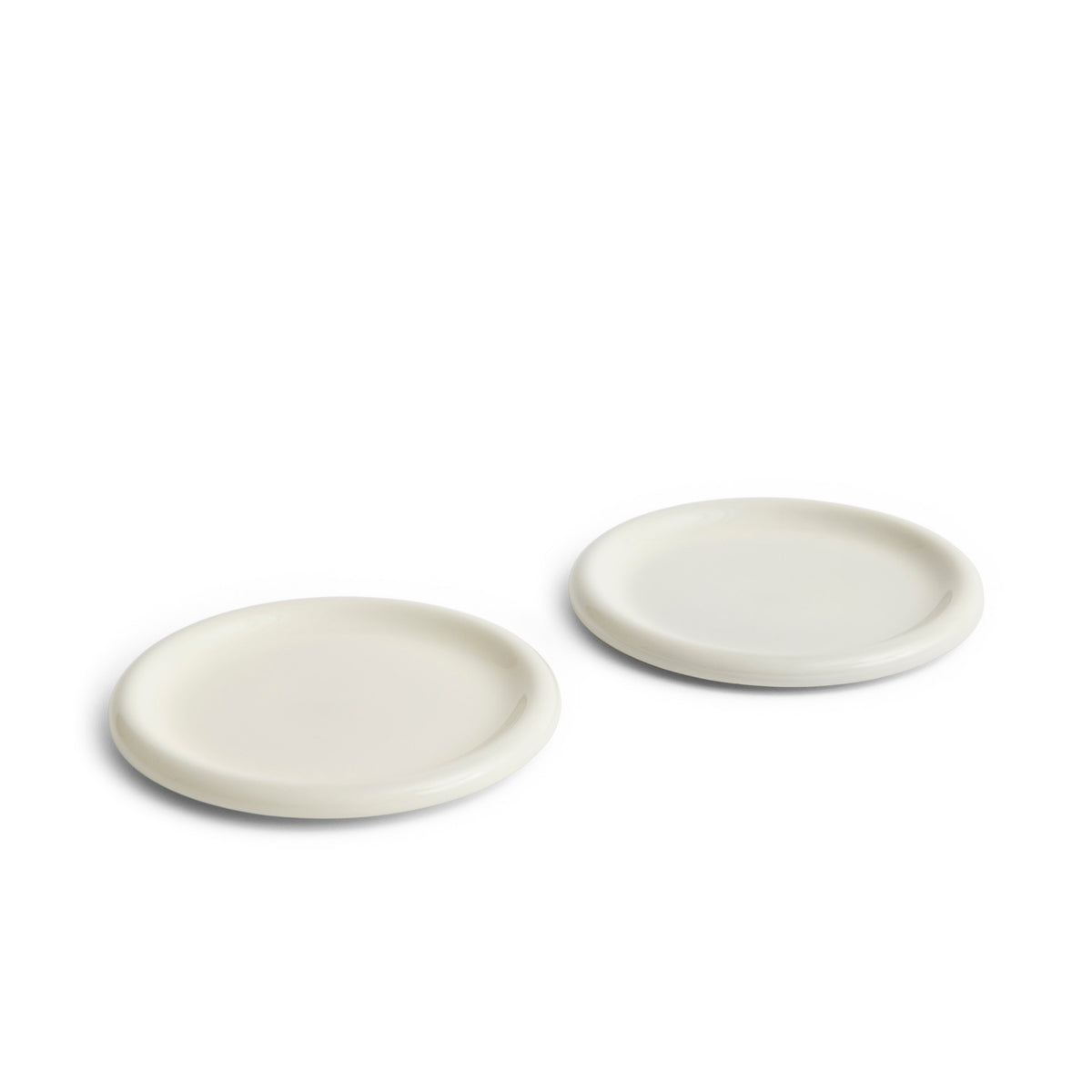 Twee Hay Barro Borden Off-White D24 keramische borden van Hay staan naast elkaar op een effen witte achtergrond.