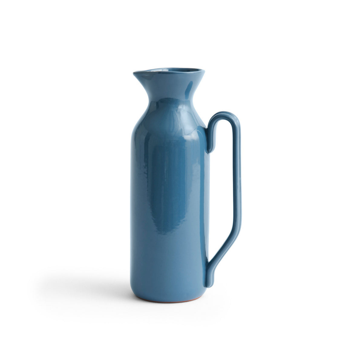 De Hay Barro Kan Donkerblauw 2L van Hay is een hoge, slanke donkerblauwe kan met een lang gebogen handvat en smalle tuit, afgebeeld tegen een effen witte achtergrond.