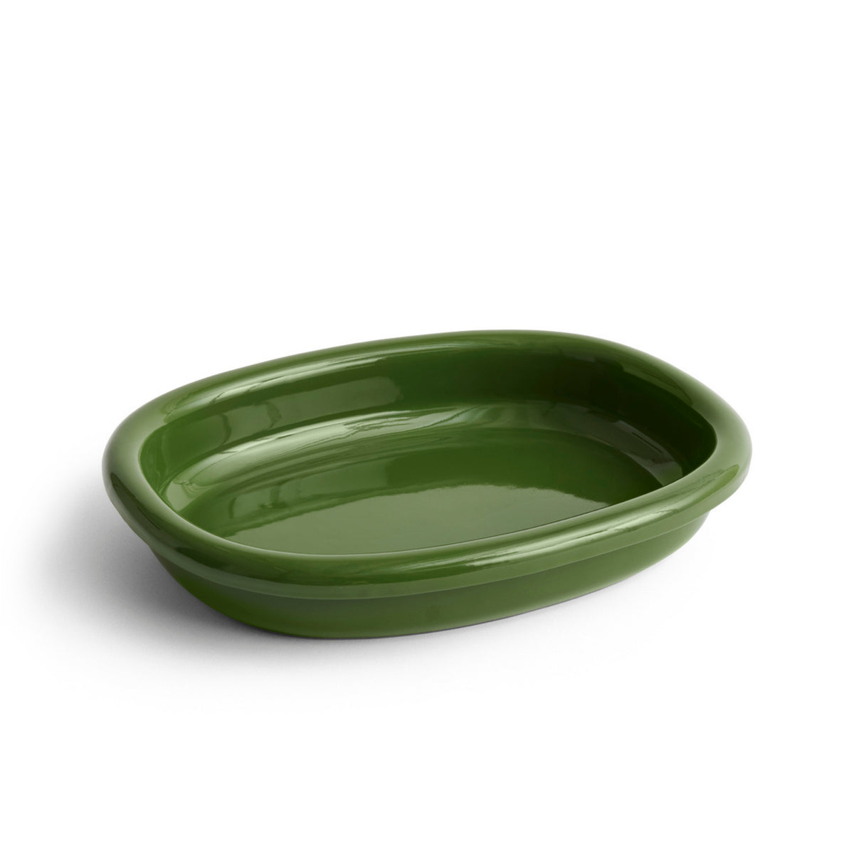 De Hay Barro Ovale Schaal Groen 27/36 is een glanzende, diepgroene ovale schaal van Hay, met afgeronde hoeken die elegant afsteken tegen een witte achtergrond.