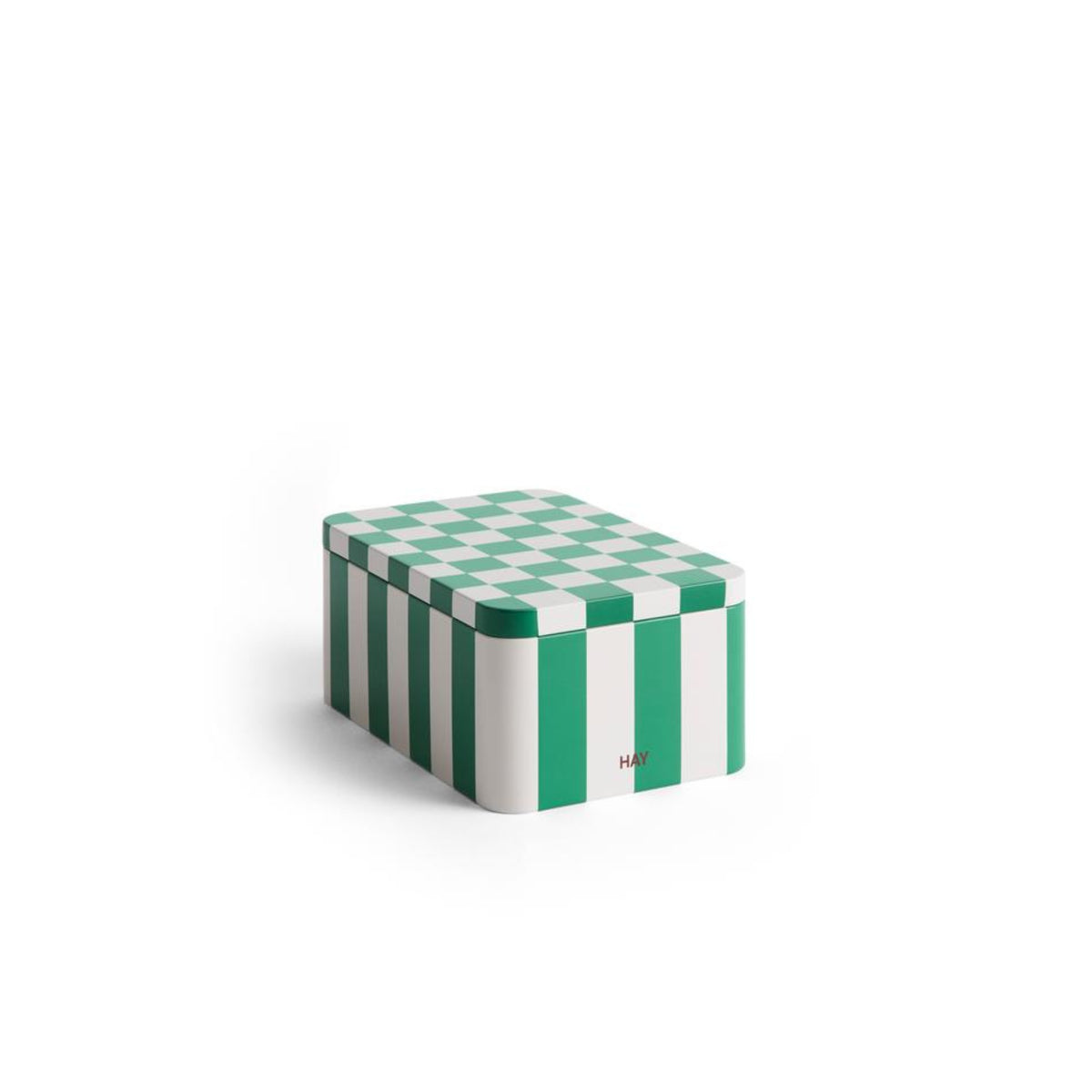De Hay Blikken Doos Groen Off-White S van Hay heeft groen en gebroken wit geruite en gestreepte ontwerpen met een klein rood "HAY" logo, ideaal als een stijlvolle opbergoplossing of keukenaccessoire, getoond op een effen witte achtergrond.