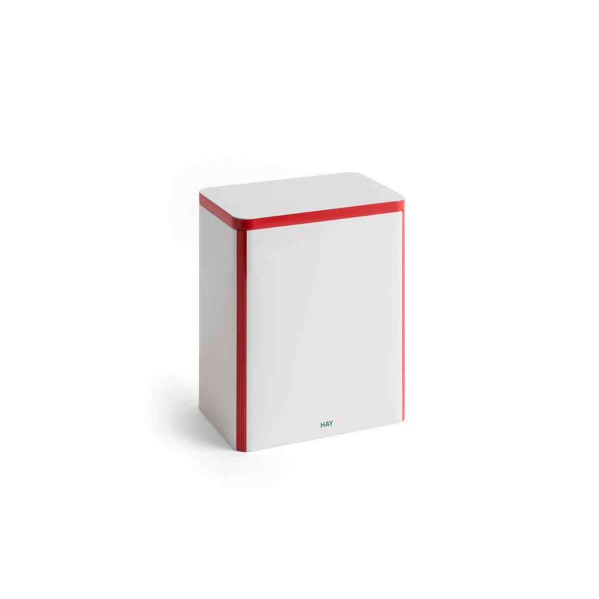 De Hay Blikken Doos Off-White Rood L van Hay is een witte rechthoekige opbergdoos met een rode bovenrand en rode zijaccenten. "HAY" is gedrukt aan de onderkant van de voorkant, waardoor het een stijlvol decoratief element is in elke ruimte. Weergegeven op een effen witte achtergrond.