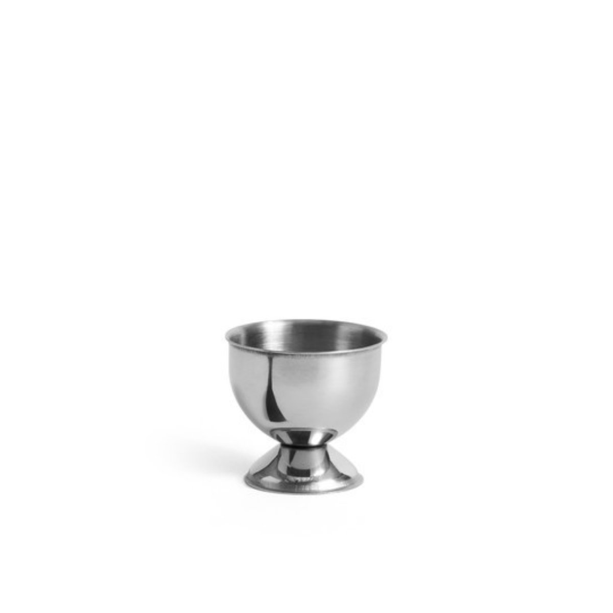 Een kleine, minimalistische Hay Essential Steel Eierdop van roestvrij staal met een ronde bodem en een brede opening, gecentreerd op een eenvoudige witte achtergrond.