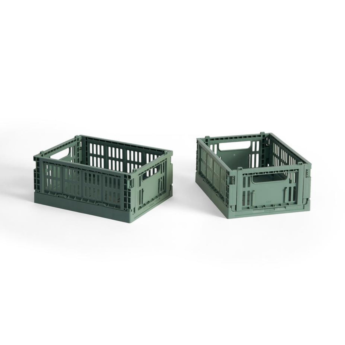 Twee Hay Kleur Krat Mini Saliegroen opbergkratten van Hay, gemaakt van gerecycled plastic met open zijkanten en handgrepen, zijn geplaatst op een witte achtergrond, de ene getoond vanaf de zijkant en de andere vanaf de zijkant.