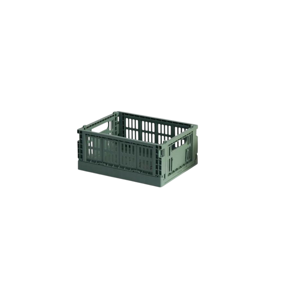 De Hay Kleur Krat Mini Saliegroen van Hay is een opbergkrat van gerecycled plastic met open zijkanten en handvatten, perfect om spullen te dragen of te organiseren. De lege krat staat afgebeeld op een witte achtergrond.