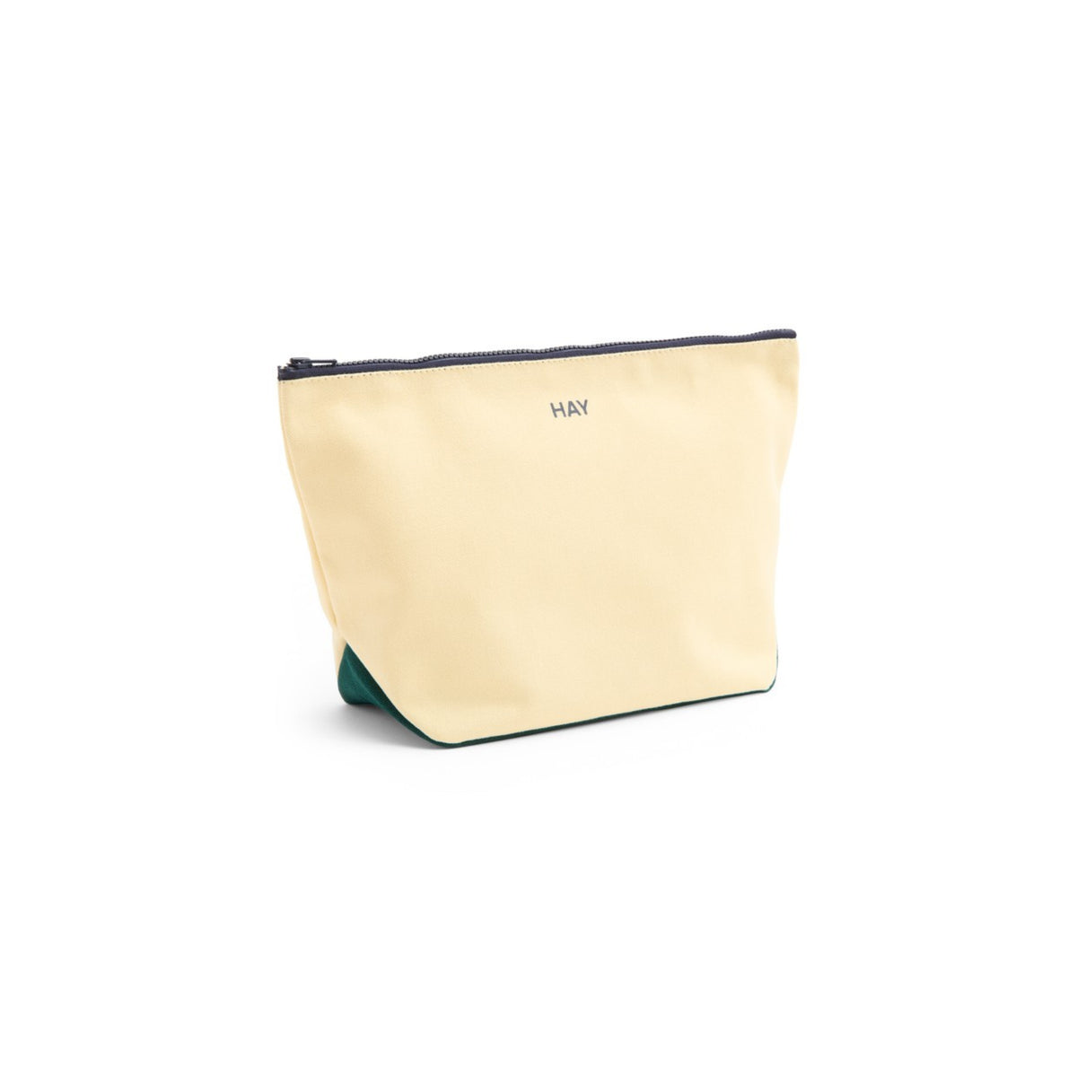 Het Hay Multi Opbergzakje Geel M van het merk Hay heeft een Scandinavisch design, een beige kleur met geel en een donkergroene basis, en een rits aan de bovenkant. Het zakje is te zien tegen een witte achtergrond.