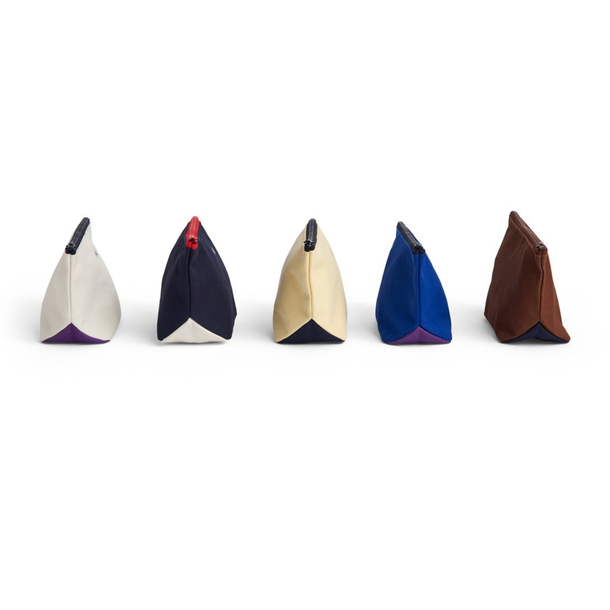 Vijf Hay Multi Opbergzakjes Geel S van Hay staan naast elkaar en benadrukken het Scandinavische design. Gefotografeerd vanaf de zijkant tegen een effen witte achtergrond.