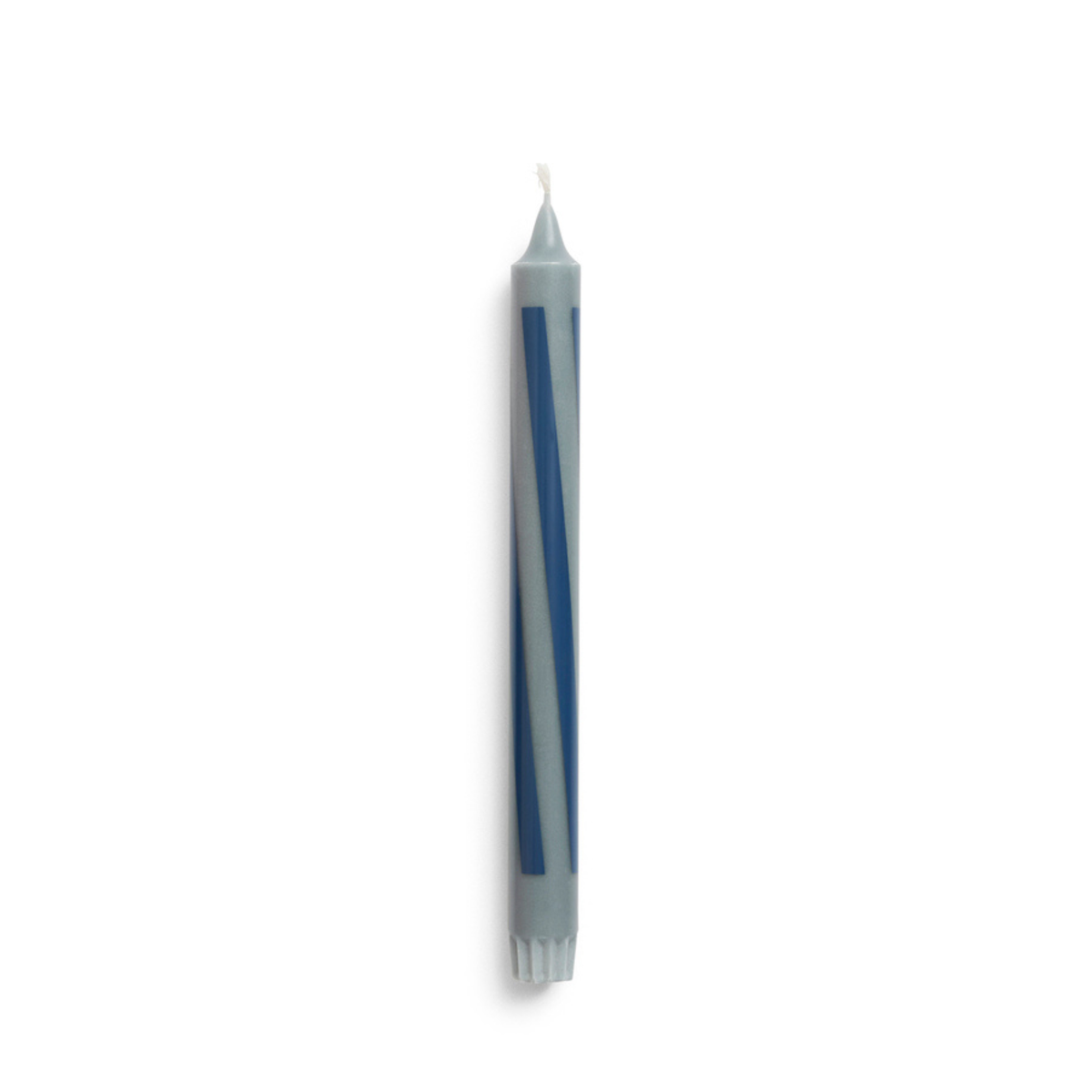 De Hay Patroon Kaars Antraciet Donkerblauw van Hay heeft grijze en donkerblauwe strepen met een witte pit, rechtopstaand op een effen witte achtergrond-ideaal om stijlvolle flair toe te voegen aan elk feest.