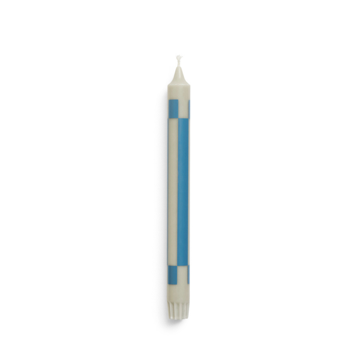 Een wit oogpotlood met blauwe geometrische motieven staat rechtop op een witte achtergrond, een echo van de chique patronen van de Hay Patroon Kaars Grijs Blauw van Hay.