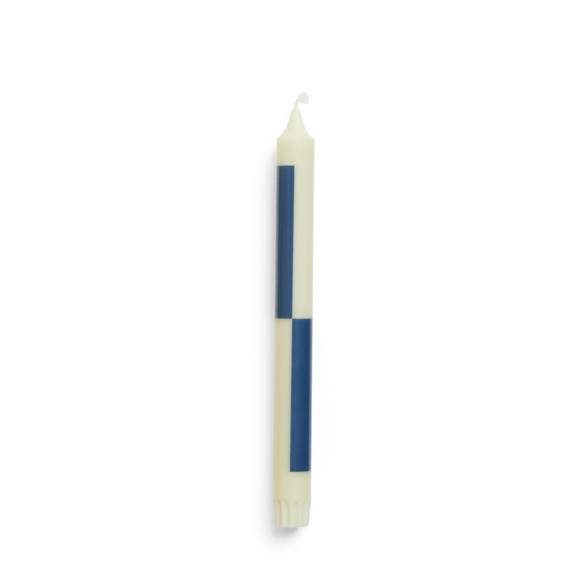De Hay Patroon Kaars Groen Donkerblauw, een stijlvolle conische kaars van Hay, heeft groene en donkerblauwe patronen en vormt een chique decoratief accent, rechtopstaand op een effen witte achtergrond.