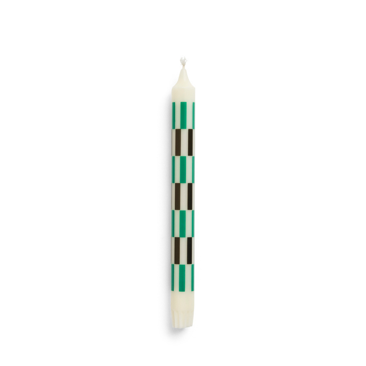 De Hay Patroon Kaars Groen Zwart van Hay is een witte sierkaars met kolommen van afwisselend groene en zwarte rechthoeken tegen een effen witte achtergrond.
