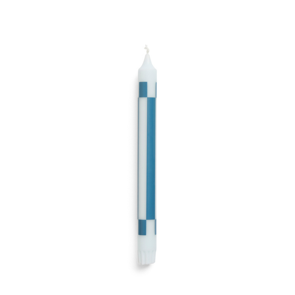 De Hay Patroon Kaars Lichtblauw Blauw van Hay, met horizontale en verticale lichtblauwe strepen, staat rechtop tegen een effen witte achtergrond en is ideaal als decoratief interieuraccent.