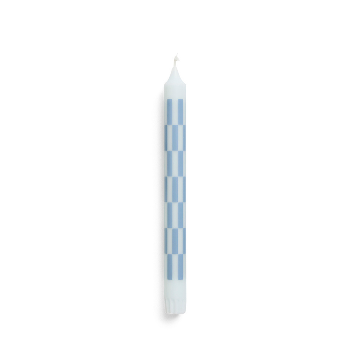 De Hay Patroon Kaars Lichtblauw van Hay is een decoratieve witte kaars met een lichtblauw ruitpatroon, rechtopstaand tegen een effen witte achtergrond.