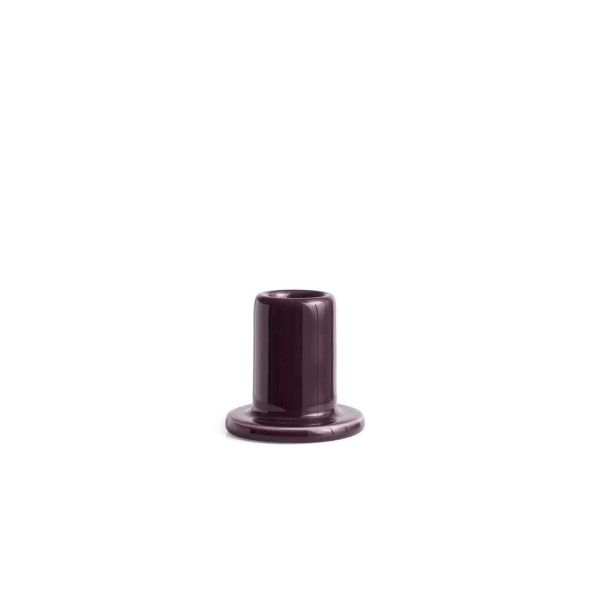 Een kleine, cilindervormige Hay Tube Kandelaar Bordeaux van Hay met een brede, platte basis is gecentreerd op een witte achtergrond.