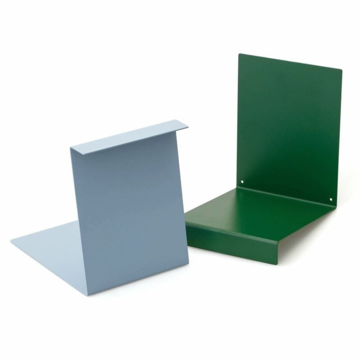 Twee minimalistische Hightide boekenstandaards, de ene in display lichtblauw (Hightide Boekenstandaard & Display Lichtblauw), de andere in donkergroen op een witte achtergrond. Perfect voor het stijlvol presenteren van boeken.