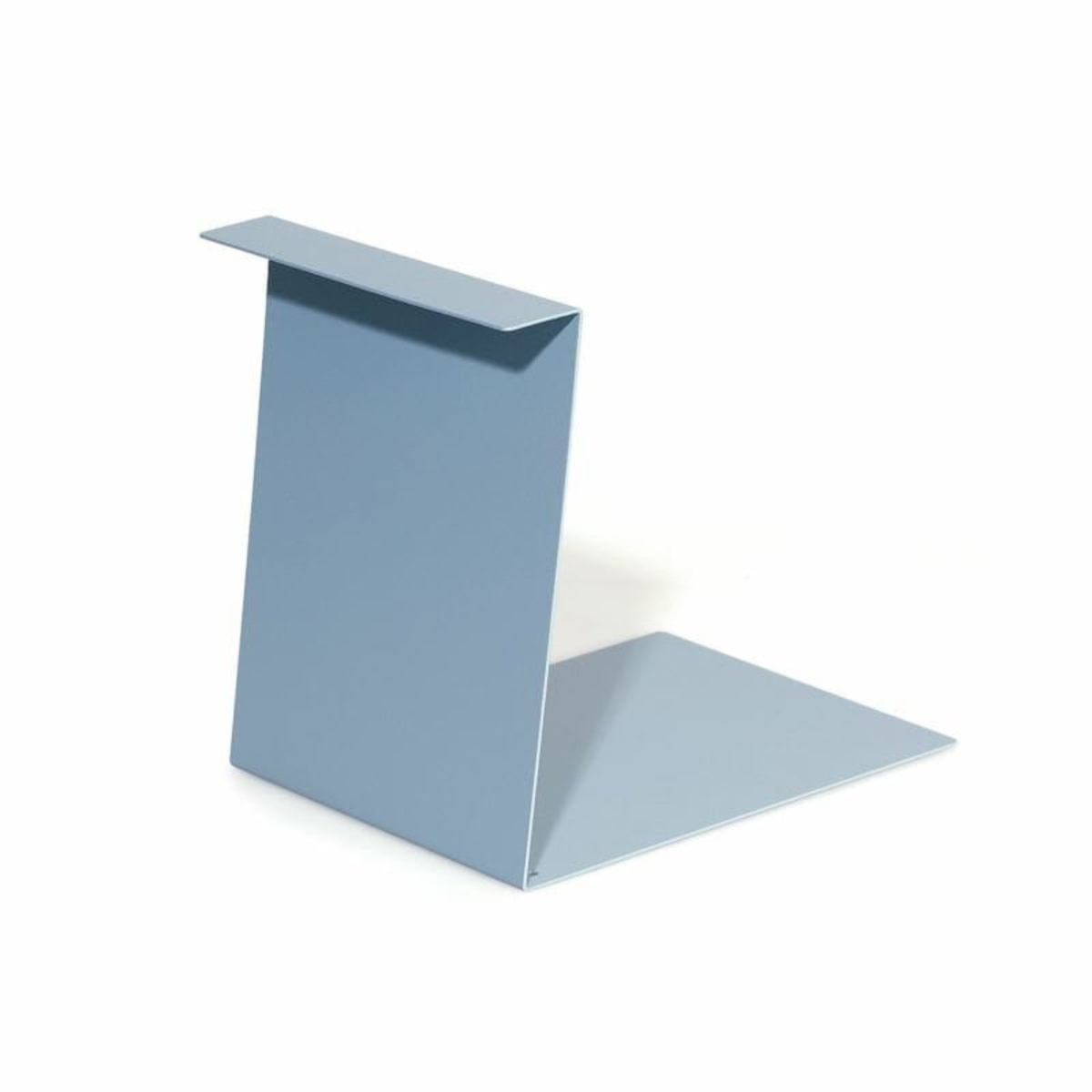 De Hightide Boekenstandaard & Display Lichtblauw van Hightide is een moderne, minimalistische metalen bijzettafel met een hoekig, Z-vormig onderstel - ideaal als boekenstandaard om stijlvol te presenteren en als chique lichtblauw accent in elke kamer.