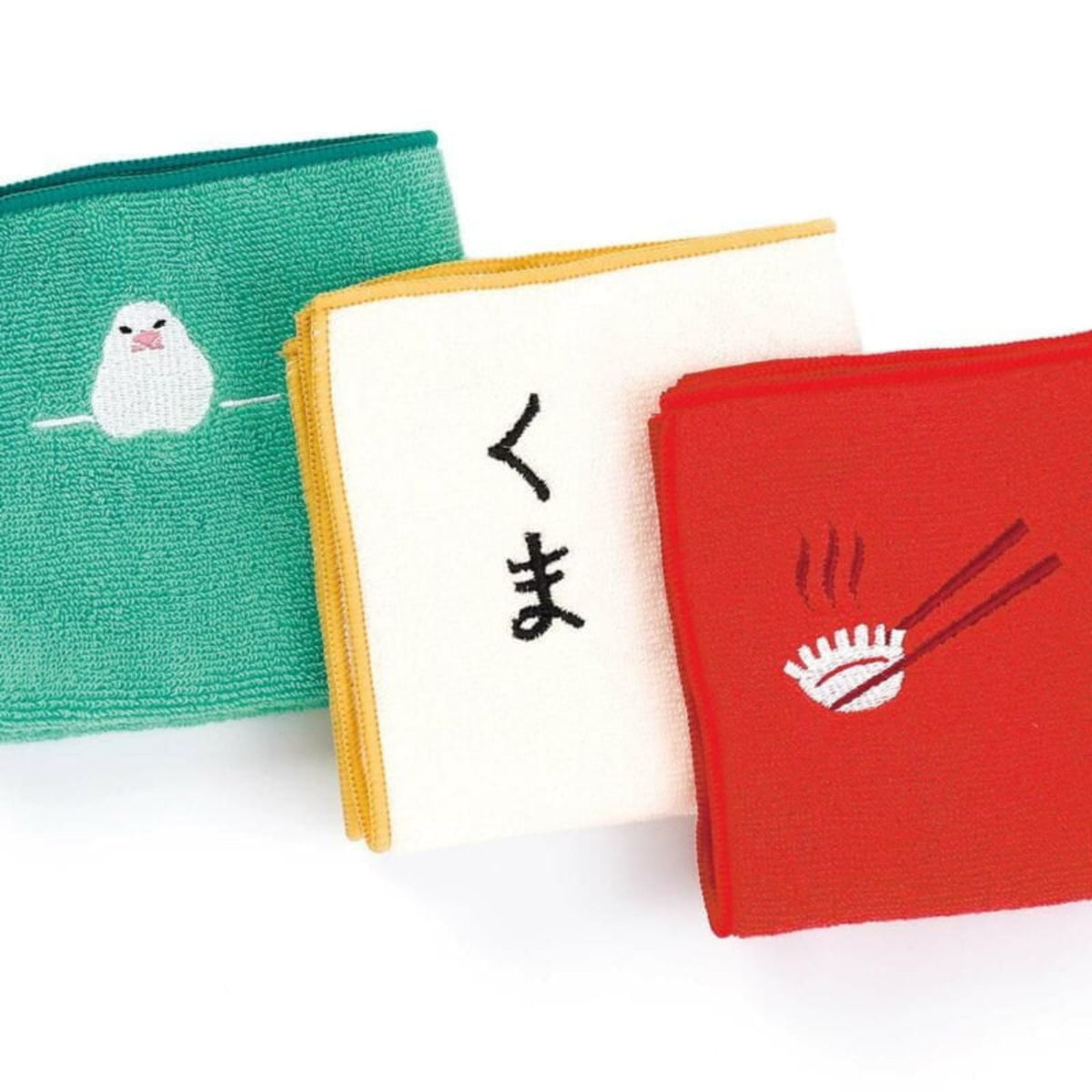 Drie Hightide New Retro Handdoekjes (25x25 cm): een groene met een witte zegel, een witte met Japanse karakters en een rode met eetstokjes die een knoedel vasthouden; allemaal zacht en gevouwen. Merk: Hightide.