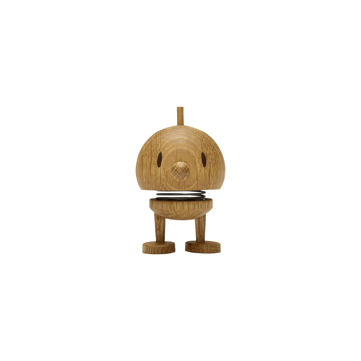 De Hoptimist Hout Bumble S Eik van Hoptimist is een klein, houten beeldje geïnspireerd op Deens design, met een ronde kop, ovale ogen, een snavel en een verende nek. Het staat op twee platte poten tegen een witte achtergrond.