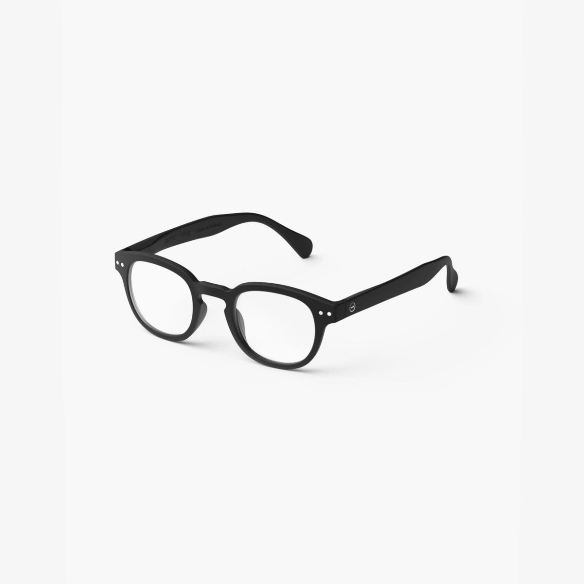 De Izipizi Leesbril #C Zwart van Izipizi heeft een rond zwart montuur met heldere glazen en subtiele zilveren accenten, afgebeeld op een witte achtergrond-een stijlvolle klassieke leesbril, perfect voor presbyopie.