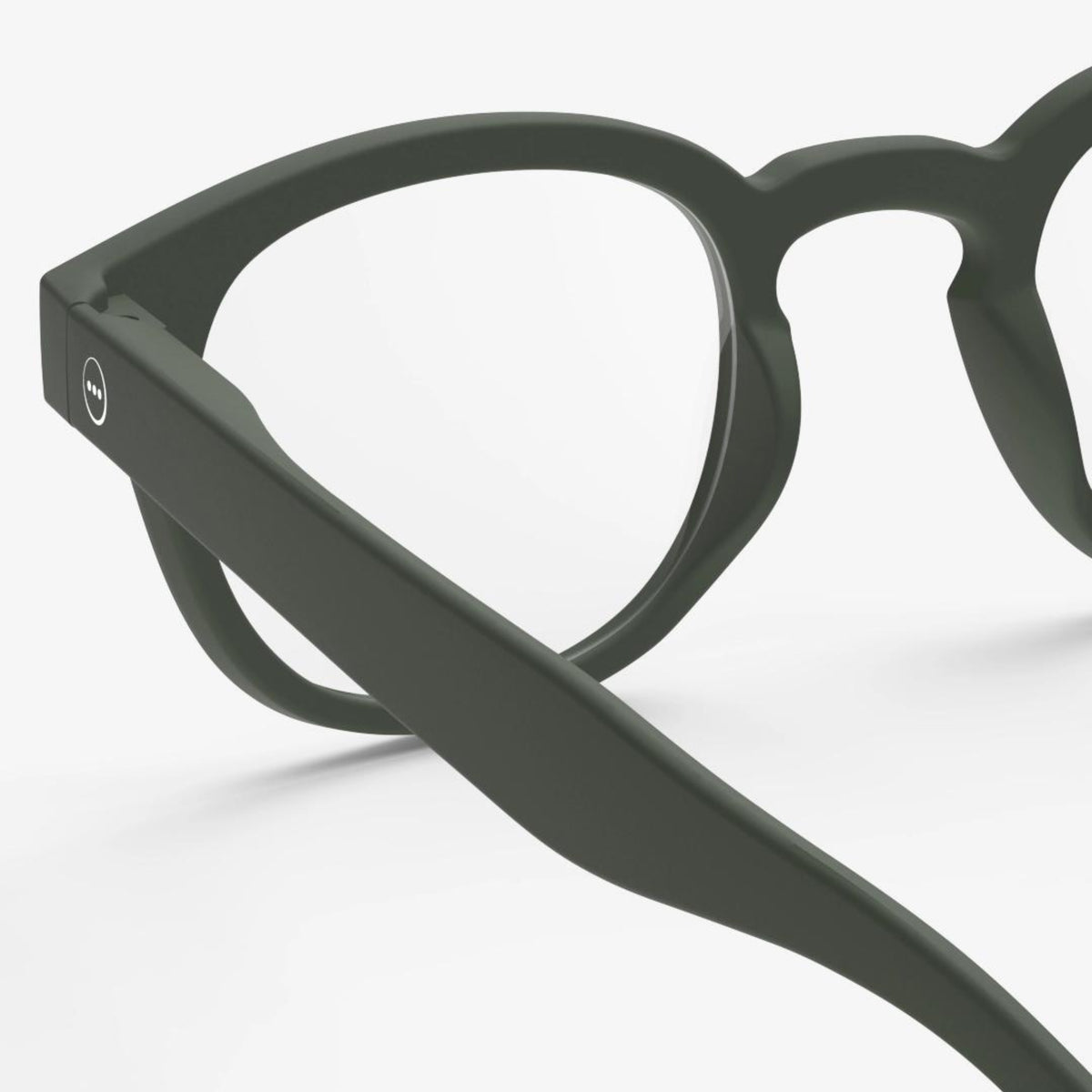 Close-up van Izipizi Leesbril #C Khaki van Izipizi met ronde matzwarte monturen, die de zijarm en het scharnierdetail laten zien - perfect voor presbyopie - tegen een effen witte achtergrond.