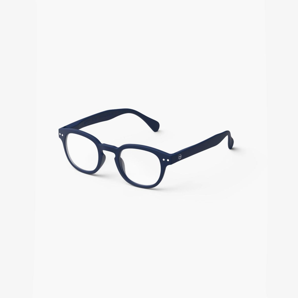 De Izipizi Leesbril #C Navy van Izipizi heeft een donkerblauw, rond montuur met heldere glazen, iets dikke armen en kleine zilveren accenten bij de scharnieren, afgebeeld op een witte achtergrond.