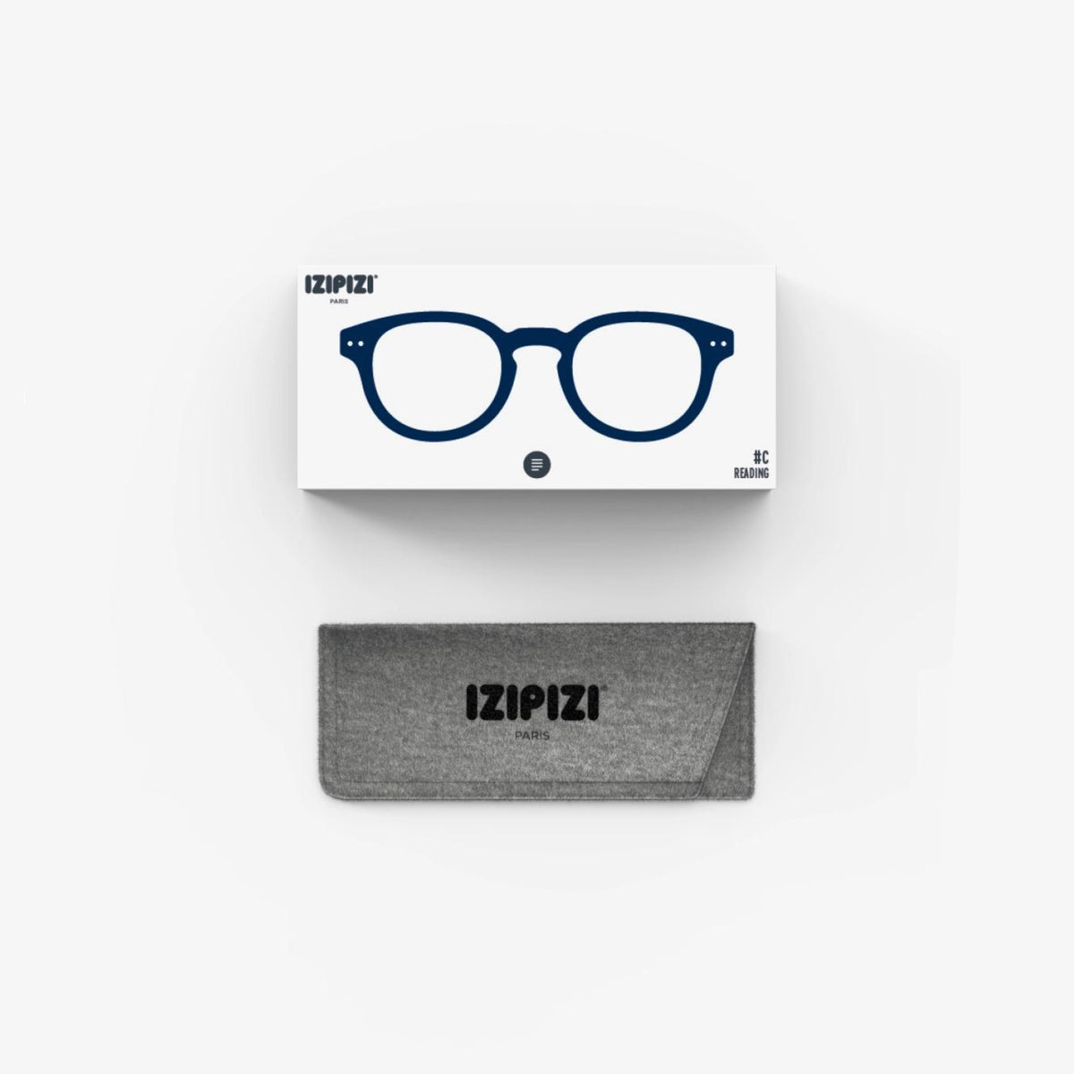Een wit doosje met een blauwe brilillustratie en het merk Izipizi zit boven een grijs stoffen Izipizi leesbrildoosje, beide weergegeven op een witte achtergrond. Product: Izipizi Leesbril #C Navy.