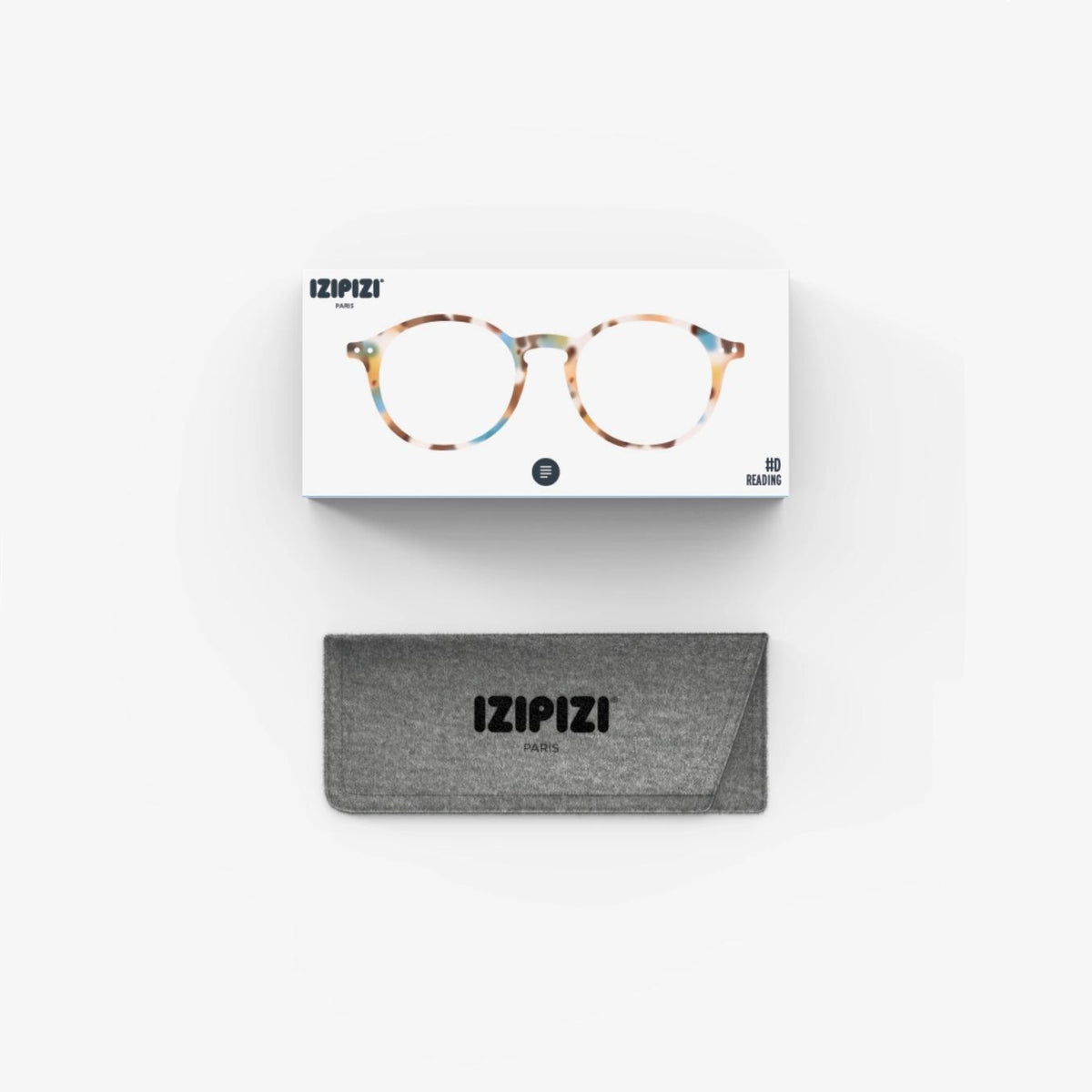 Een Izipizi Leesbril #D Blue Tortoise leesbril met rond montuur is afgebeeld boven een grijs stoffen etui, beide op een witte achtergrond.