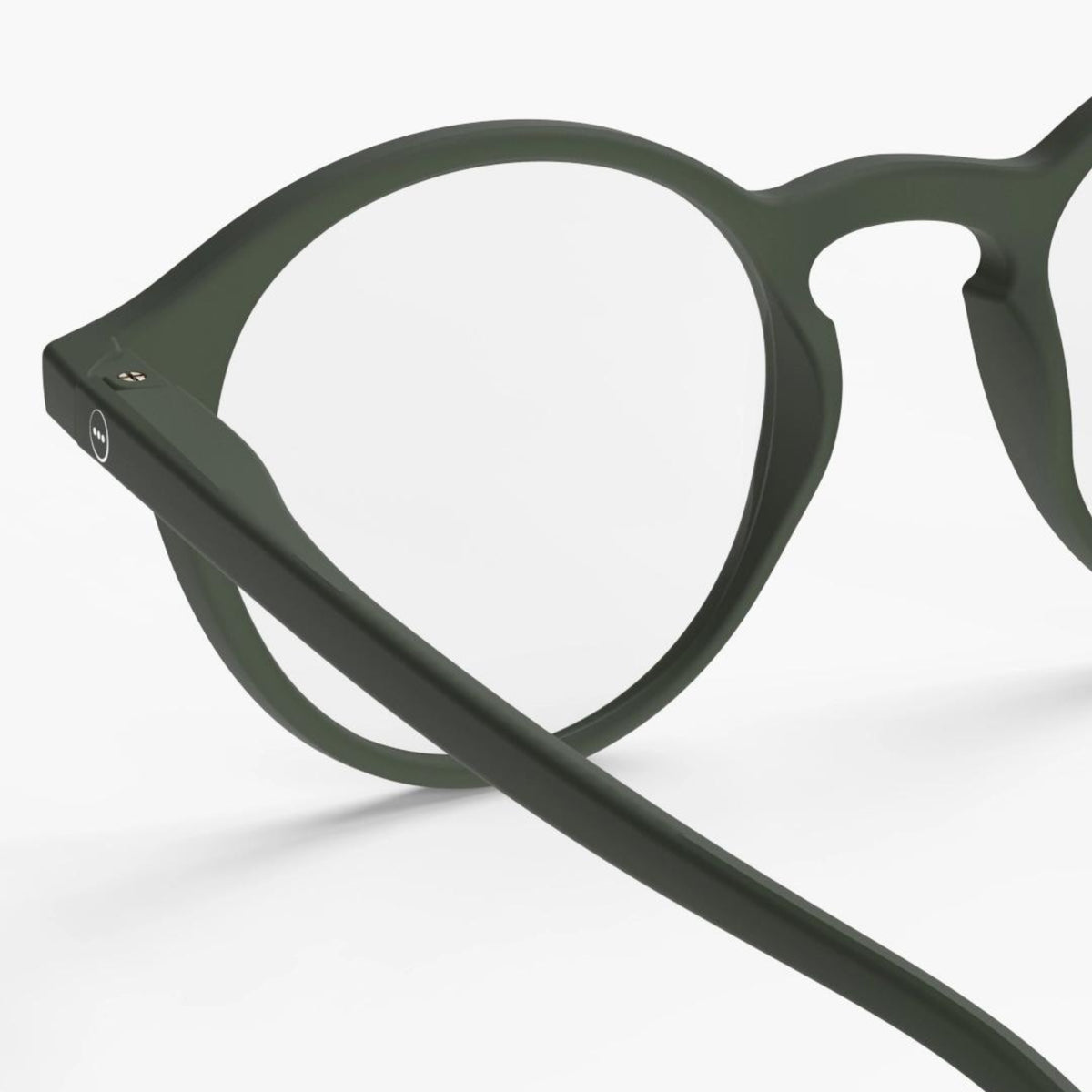 Close-up van Izipizi Leesbril #D Khaki van Izipizi, met de voor- en zijarm tegen een witte achtergrond. Deze unisex ronde leesbril heeft een minimalistisch, modern ontwerp.