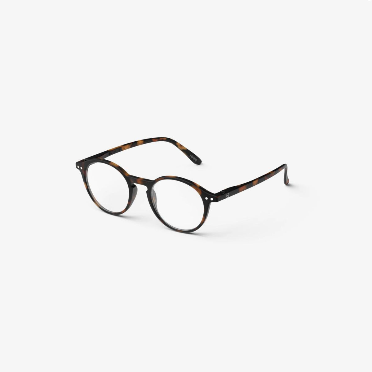 De Izipizi Leesbril #D Tortoise van Izipizi heeft een ronde bril met een donker tortoiseshell montuur en heldere glazen, afgebeeld op een effen witte achtergrond.