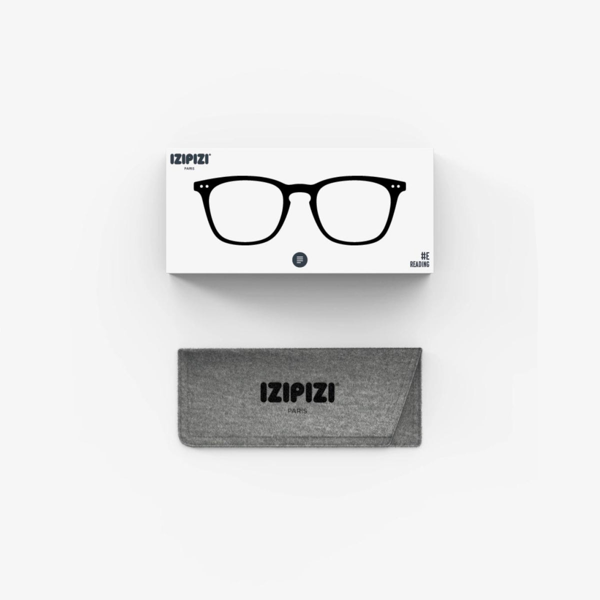 Een wit Izipizi-doosje met een zwarte brilillustratie zit boven een grijs vilten etui met Izipizi-logo - ideaal om je Izipizi Leesbril #E Zwart in stijl te presenteren.