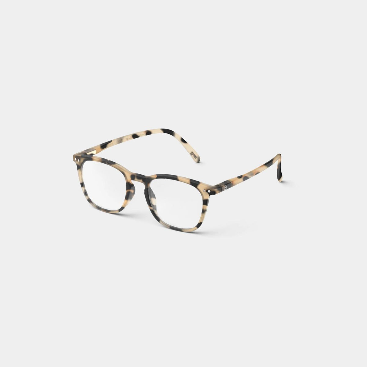 De Izipizi Leesbril #E Light Tortoise heeft licht afgeronde vierkante glazen, dunne veren en een beige-zwart schildpadmontuur - een ideale modieuze leesbril voor heren en dames, afgebeeld op een lichtgrijze achtergrond.