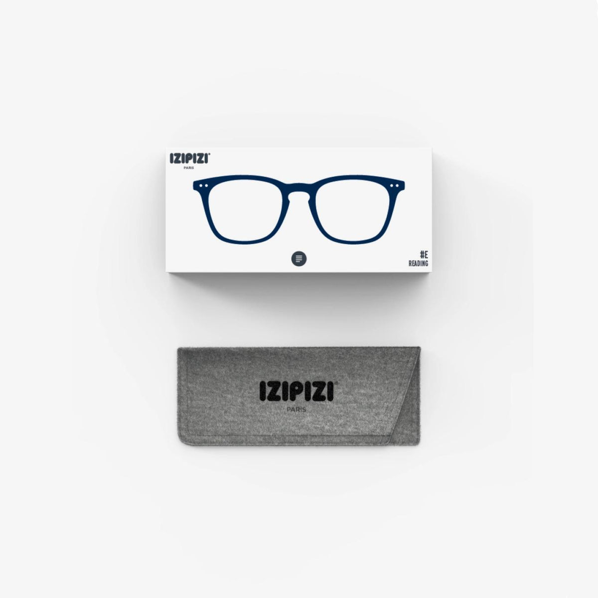 Een doosje met een blauwe illustratie van de Izipizi Leesbril #E Navy en de merknaam IZIPIZI zit boven een grijs stoffen brillenkoker, beide afgebeeld op een witte achtergrond.