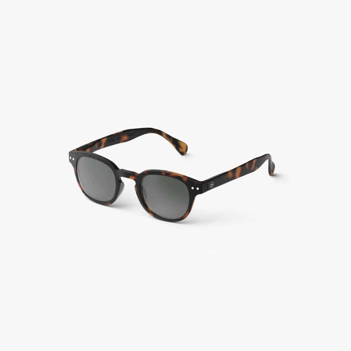 De Izipizi Zonnebril Sterkte #C Tortoise van Izipizi is een unisex, mat afgewerkte ronde zonnebril met donkere glazen en essentiële UV-bescherming, op een effen witte achtergrond.