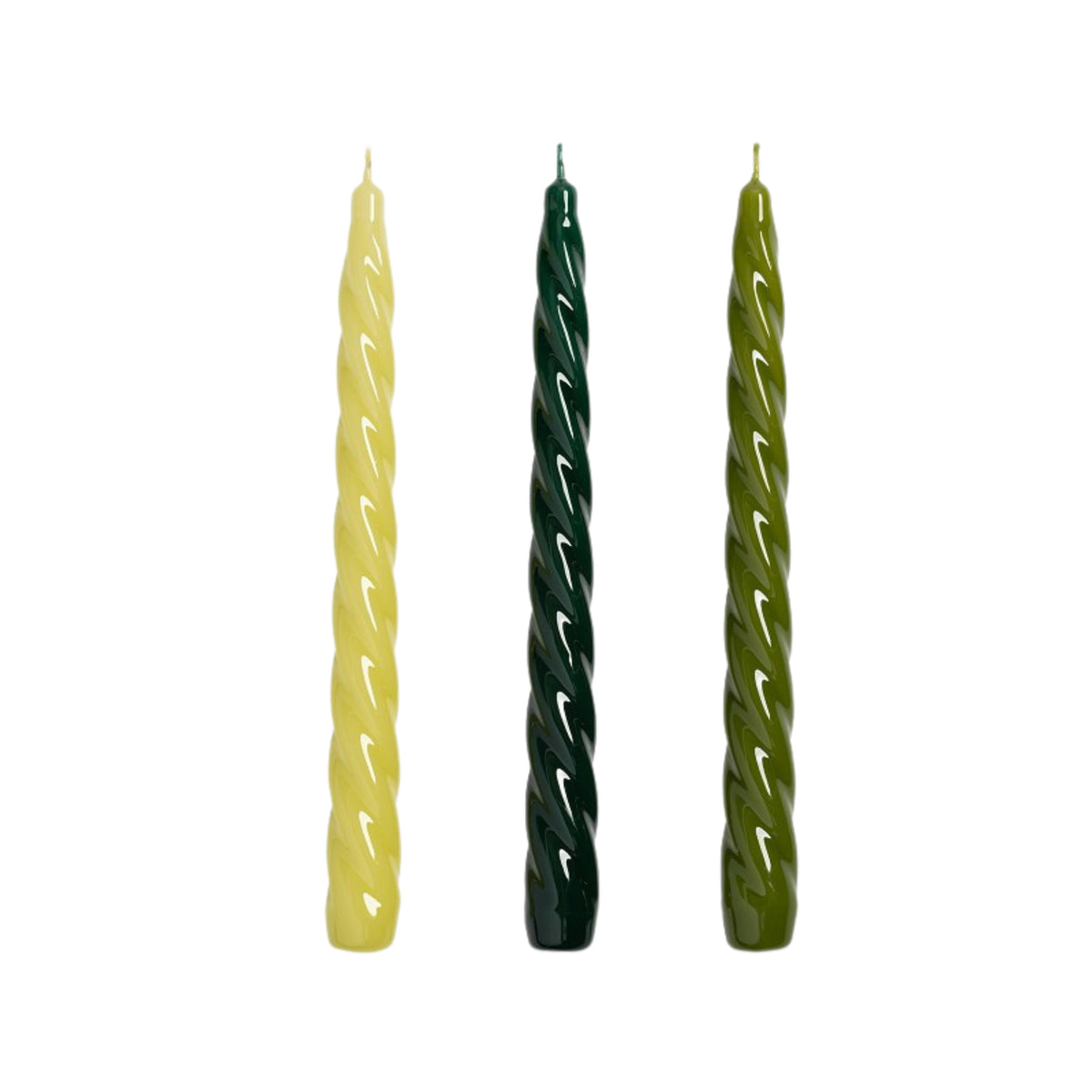 &Klevering Bravo Kaarsen Groen 3 st.-drie spiraalgedraaide kaarsen in lichtgroen, donkergroen en olijfgroen, ideaal als luxe handbeschilderde cadeaukaarsen.