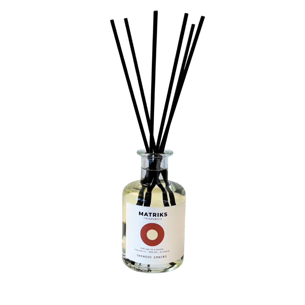 Een doorzichtige glazen fles met het opschrift „Matriks Fragrances“ bevat een vloeistof met de geur „Oakwood Embers“ en een aantal zwarte stokjes, waarmee u kunt genieten van een hoogwaardige geurverspreiding met een inhoud van 200 ml.