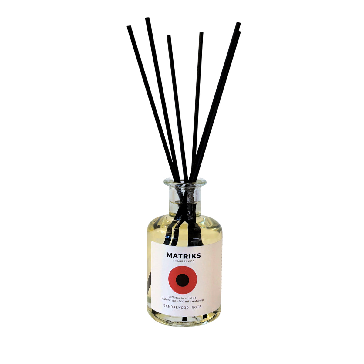 Een doorzichtige glazen fles met het etiket ‘Matriks Fragrances’ bevat een gele vloeistof en zwarte rietstokjes. Op het etiket staat een rode cirkel en de tekst ‘Sandalwood Noir 200 ml’, waarmee de hoogwaardige geurbasis van deze handgemaakte diffuser wordt benadrukt.