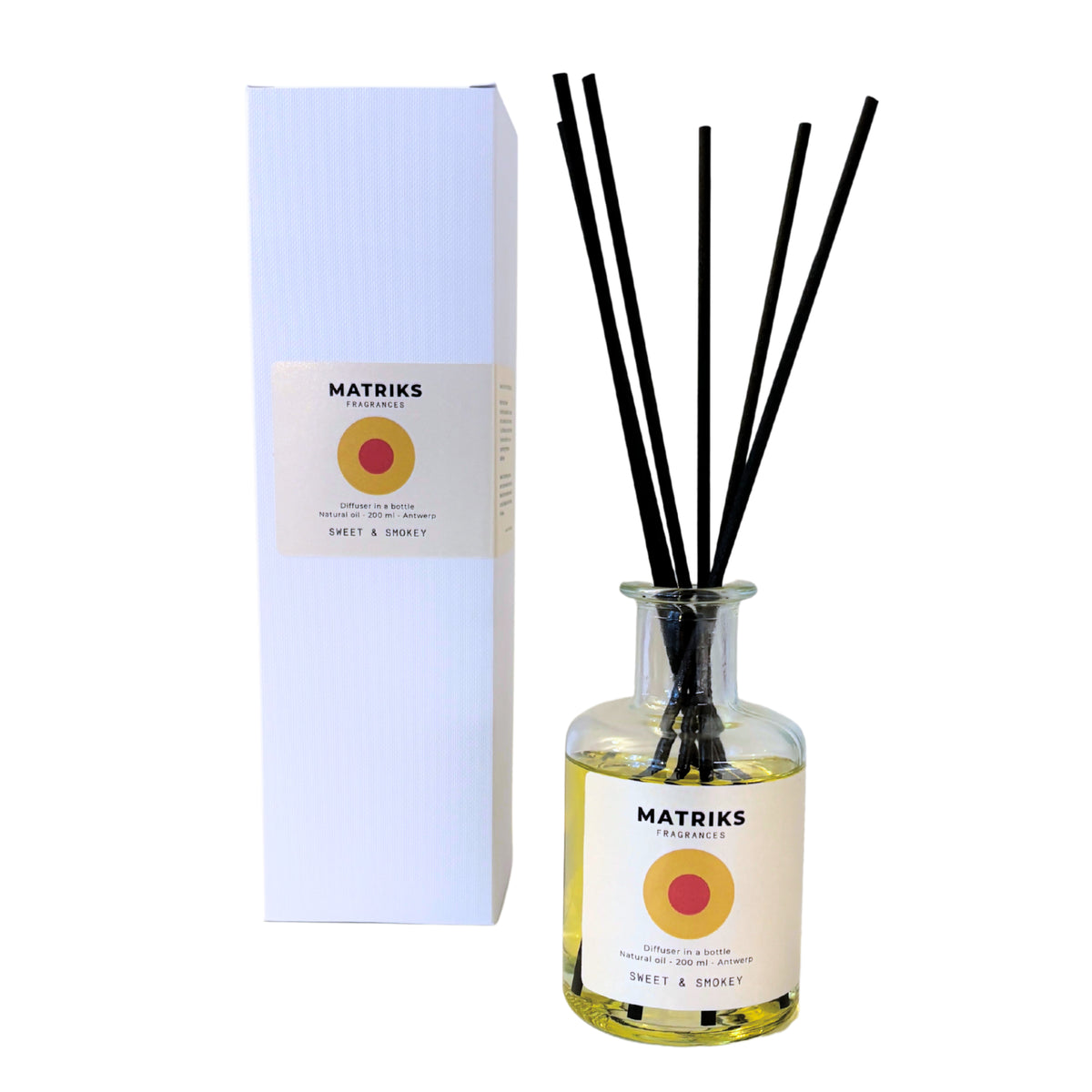 Een doorzichtige glazen fles met het opschrift „Matriks Fragrances Diffuser Sweet & Smokey 200 ml”, voorzien van zwarte rietstokjes en gele vloeistof, staat naast een bijpassende witte doos; beide zijn voorzien van het elegante ontwerp van Matriks Fragrances.