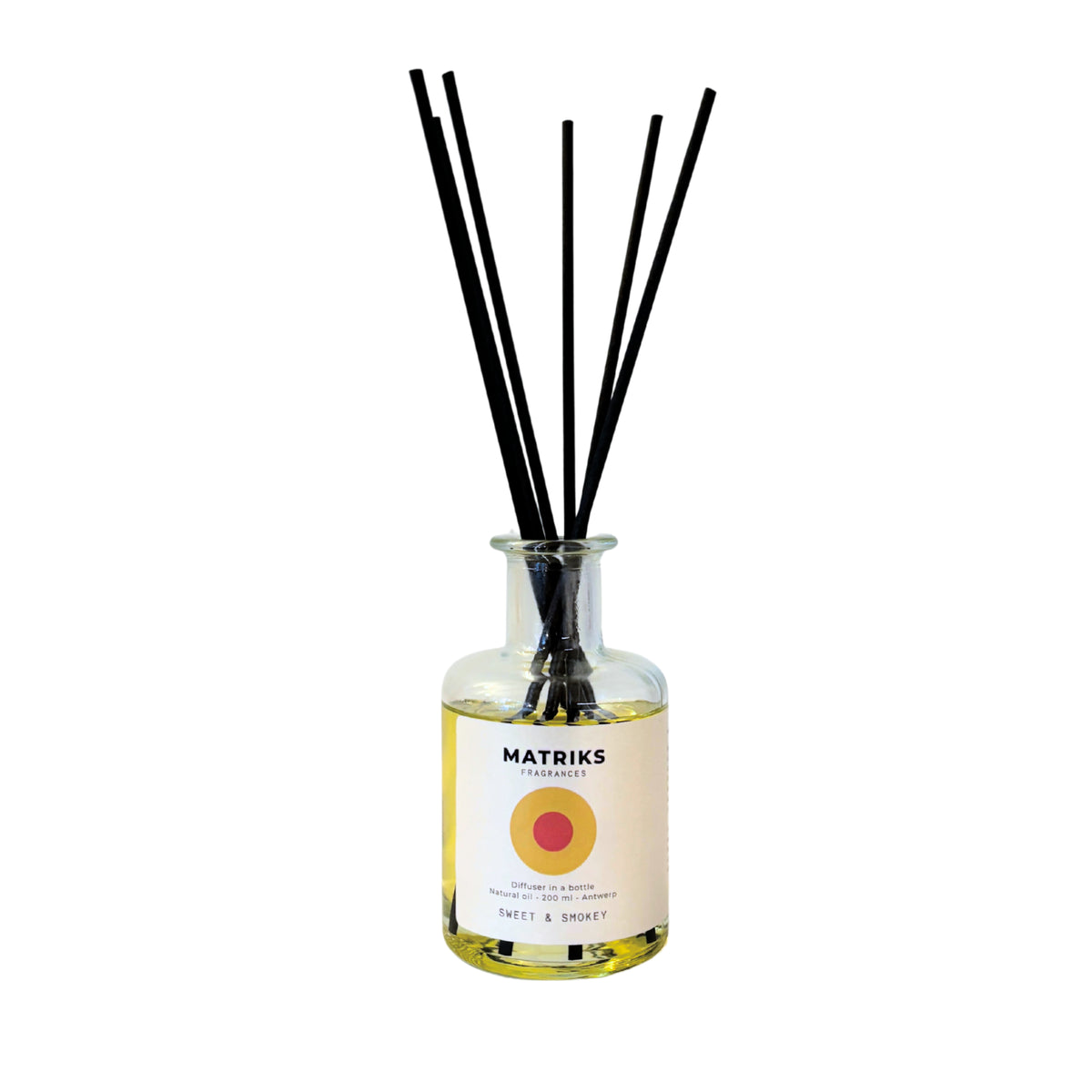 Ervaar een luxe ambergeur met de Matriks Fragrances Diffuser Sweet & Smokey 200 ml: een stijlvolle glazen fles met gele vloeistof en zwarte diffusersticks van Matriks Fragrances.