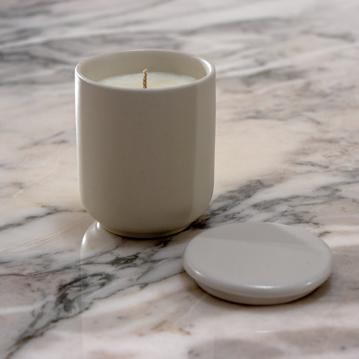 De Matriks Fragrances Geurkaars Keramiek Woodland Pine 270 g, een handgemaakte witte geurkaars in een simpel keramieken potje met deksel, brengt een vleug ambachtelijke charme, gemaakt in Antwerpen.