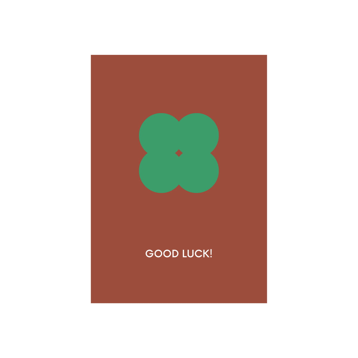 De Matriks JL Postkaart Good Luck Dubbel van Matriks heeft een bruine achtergrond, een groen klavertjevier-illustratie in het midden en "GOOD LUCK!" eronder geschreven in witte hoofdletters.