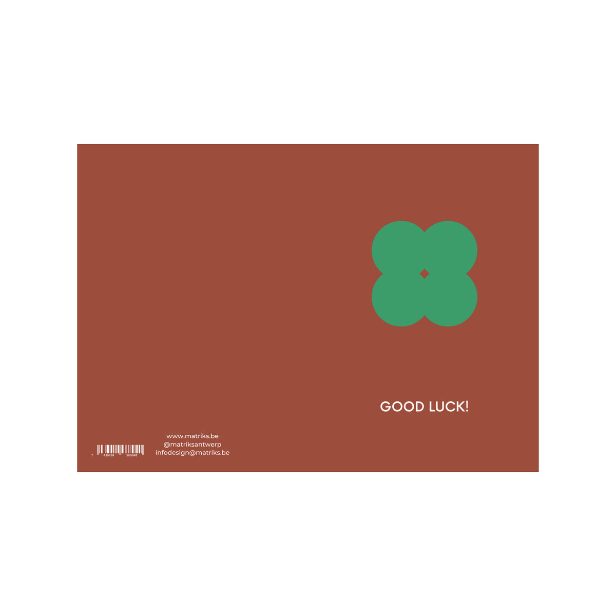 De Matriks JL Postkaart Good Luck Dubbel van Matriks is een bruine rechthoekige kaart met een groen klavertje vier rechtsboven en "GOOD LUCK!" in het wit eronder, ontworpen door Julie Lindekens, met kleine tekst en een barcode linksonder.