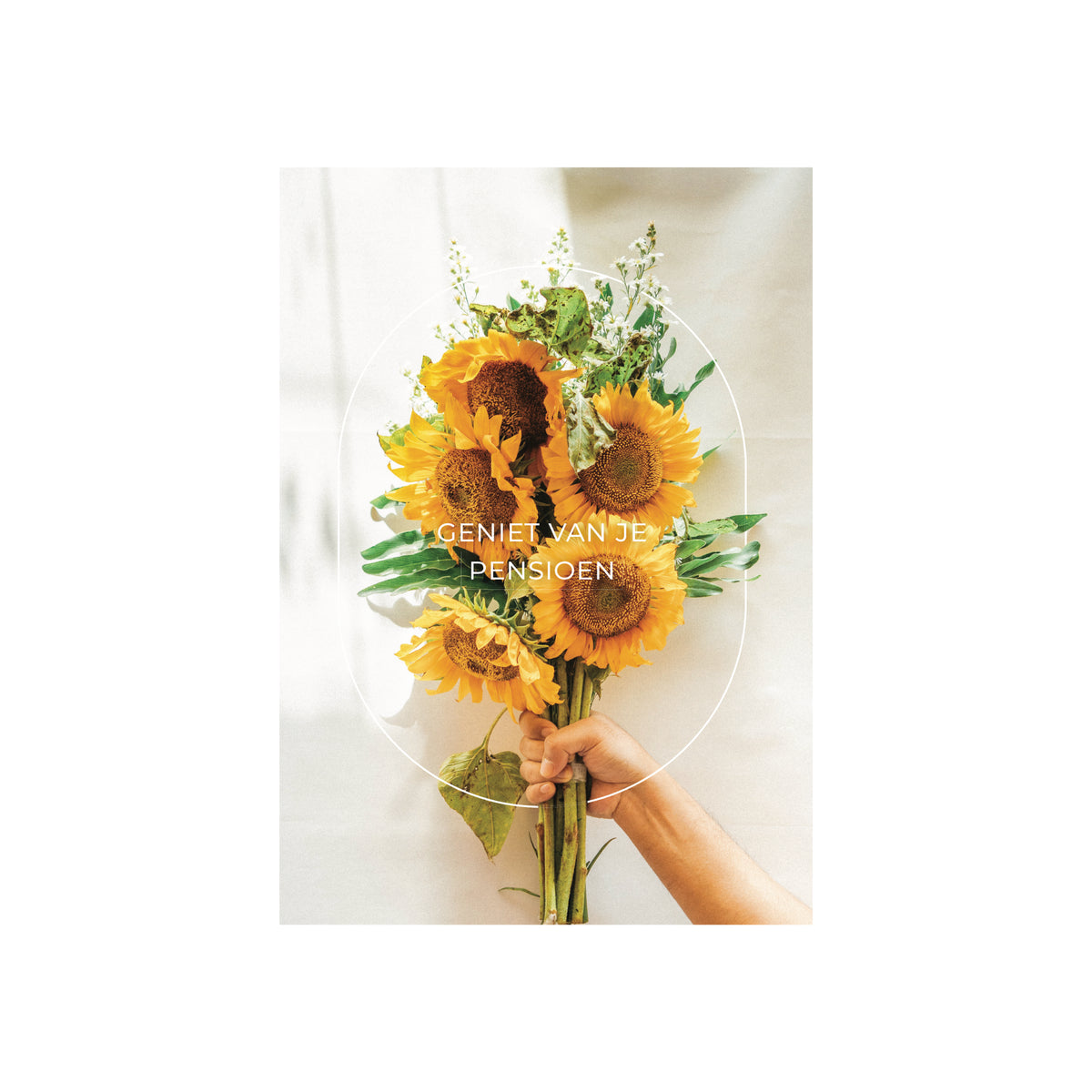 Een hand houdt een boeket zonnebloemen en groen vast op een lichte achtergrond met "Geniet van je pensioen" in witte Nederlandse tekst. De Matriks Postkaart Lijn Geniet Van Je Pensioen Dubbel A6 van Matriks is perfect als A6-formaat wenskaart.