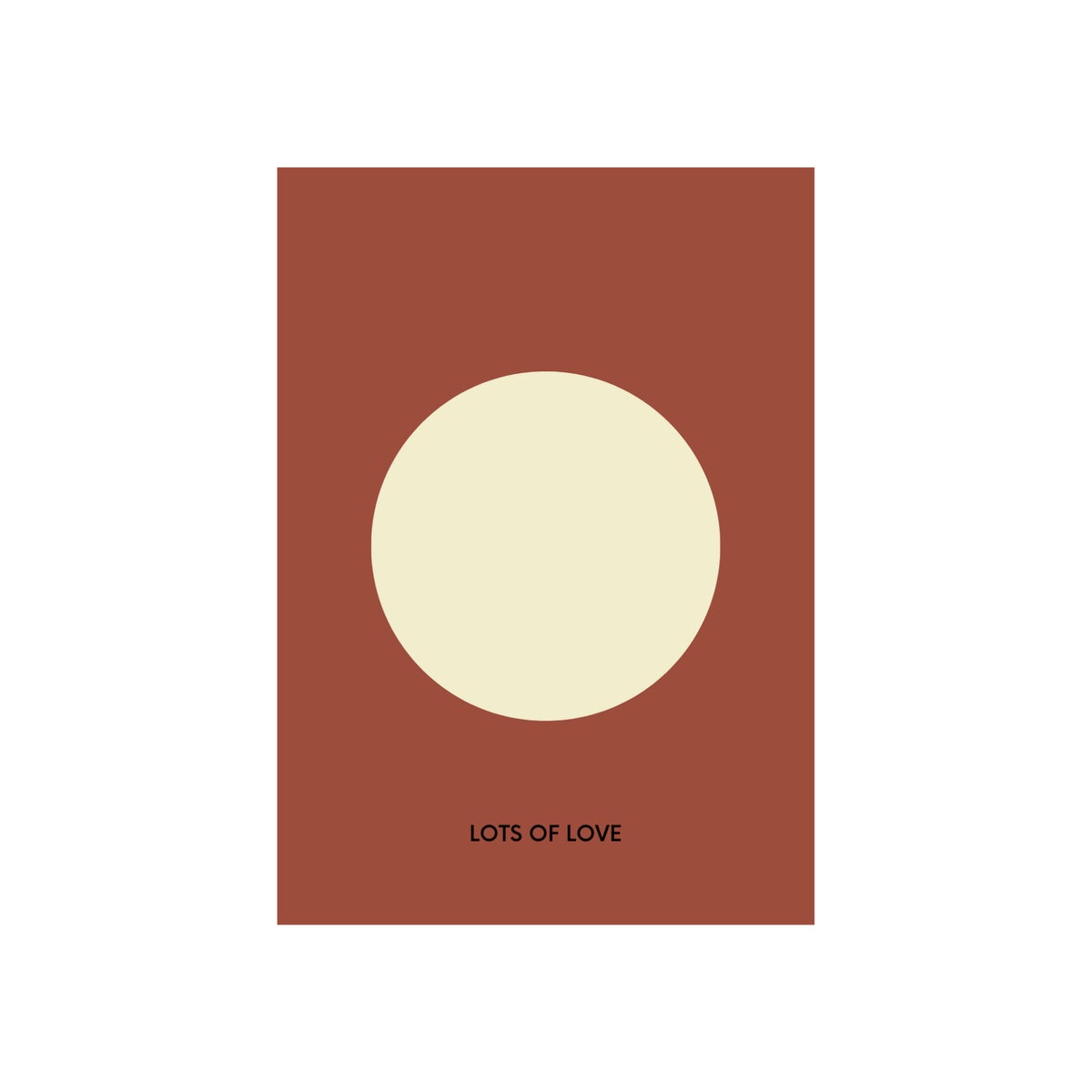 De Matriks JL Postkaart Lots Of Love Dubbel van Matriks heeft een minimalistische bruine achtergrond, een opvallende crèmekleurige cirkel in het midden en "LOTS OF LOVE" eronder gedrukt - perfect voor het versturen van warme wensen.