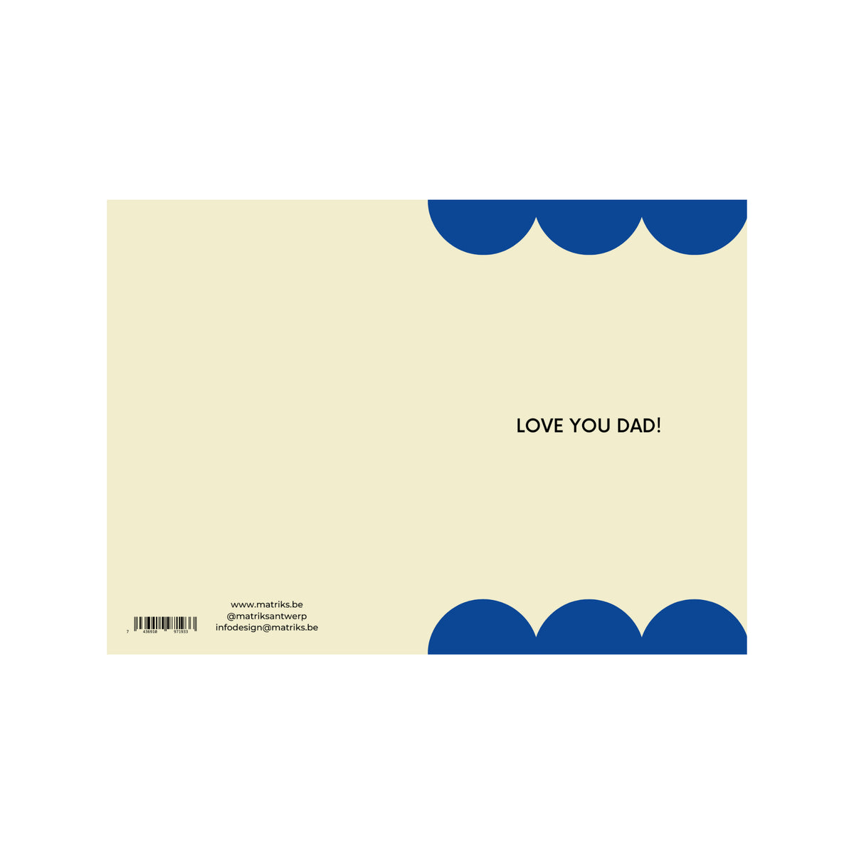 De Matriks JL Postkaart Love You Dad Dubbel van Matriks is crèmekleurig met blauwe halve cirkels langs de rechter boven- en onderkant, "LOVE YOU DAD!" midden rechts, en contactgegevens plus een streepjescode linksonder.